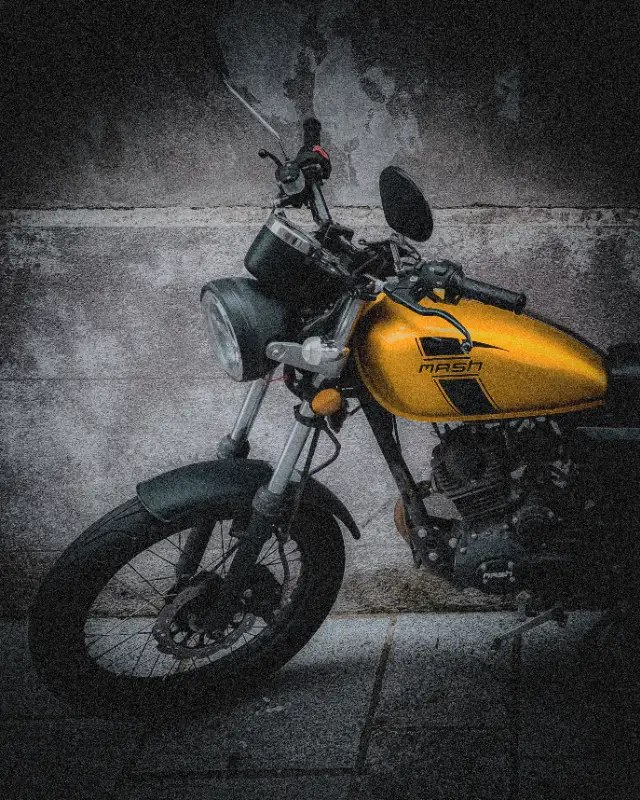 Moto jaune avec retouche