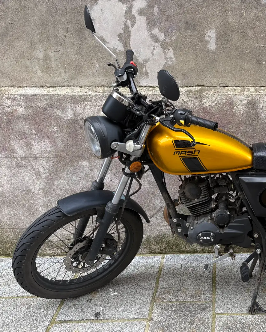 Moto jaune sans retouche
