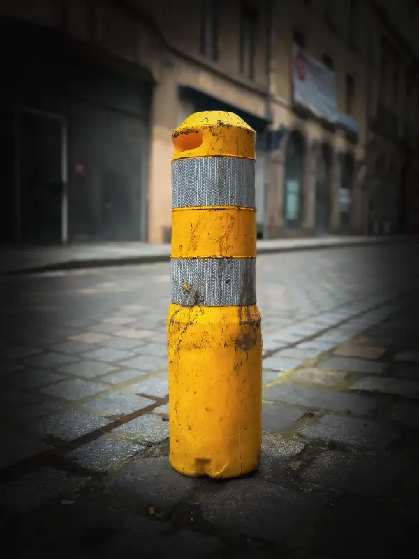 Poteau jaune avec retouche