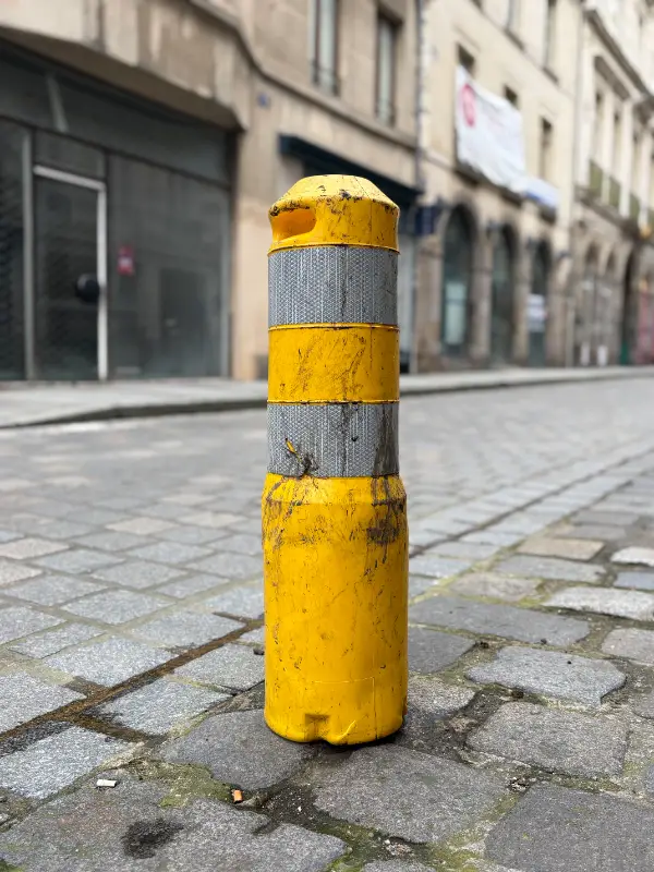 Poteau jaune sans retouche