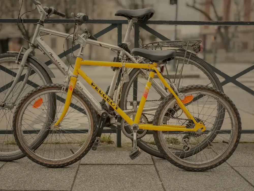Vélo jaune avec retouche