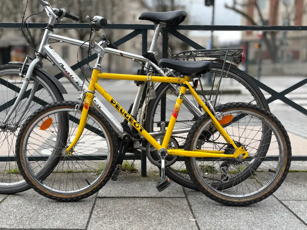 Vélo jaune sans retouche