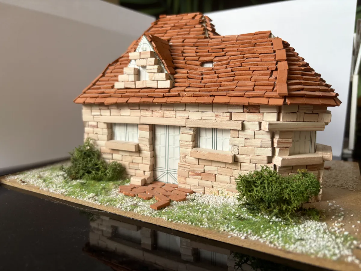 Maquette de maison en brique et tuile