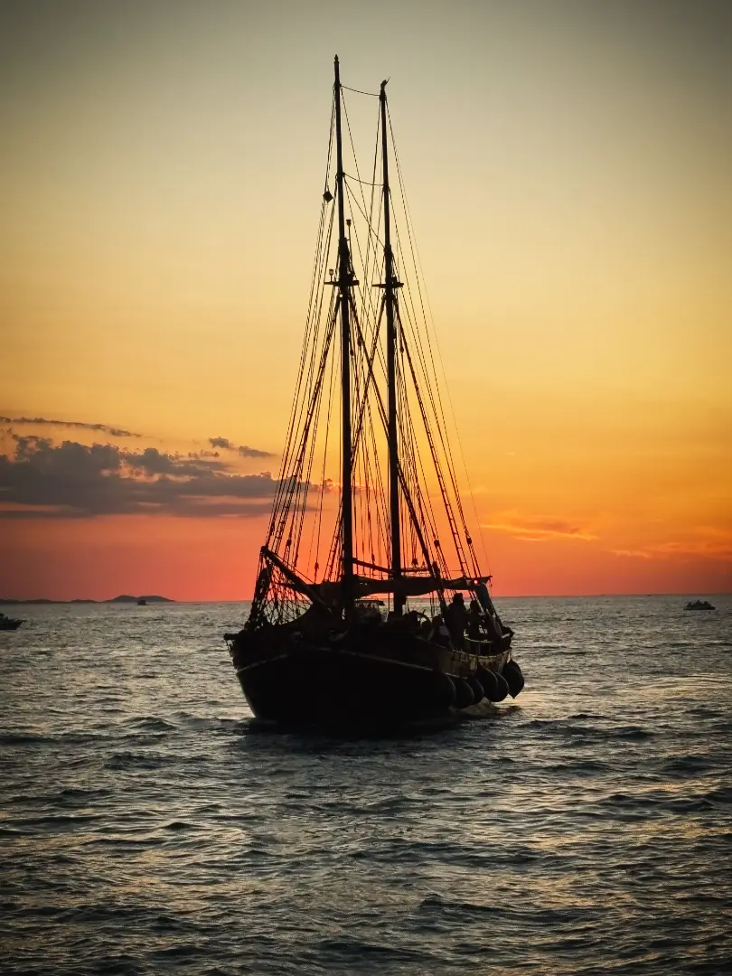 Bateau avec couché de soleil